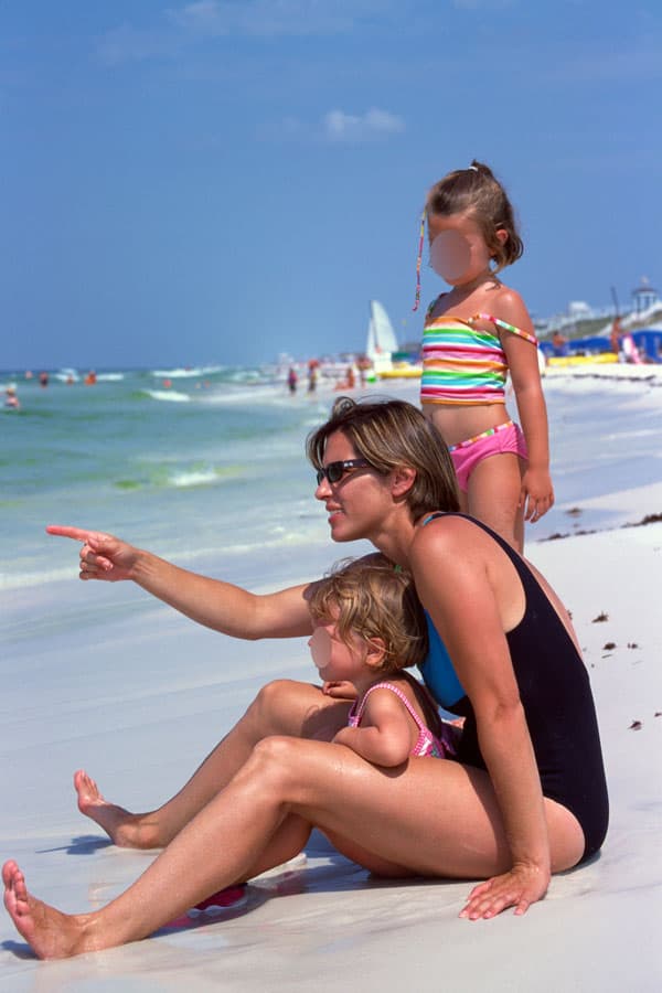 familia en la playa 