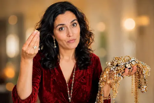 mujer con joyas de oro