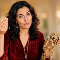 mujer con joyas de oro